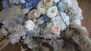 结婚装饰品。 鲜花和干花的插花